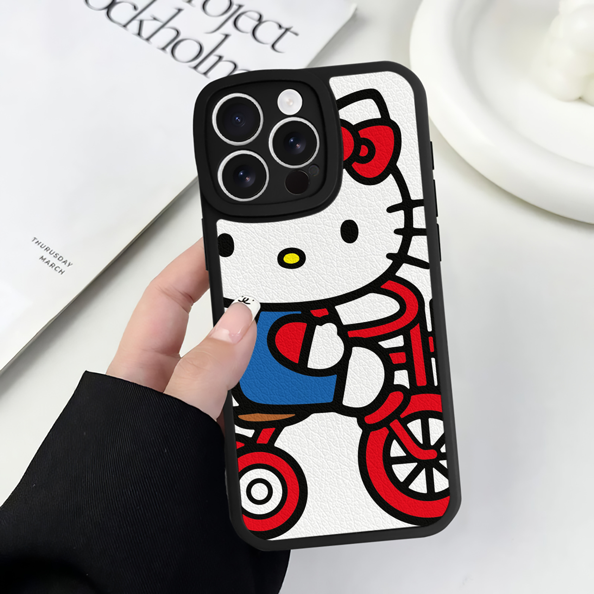 （画像用） Hello Kitty ハローキティ 【iPhone 16シリーズ対応】シリコンスマホケース（レザー調） 材質：シリコン